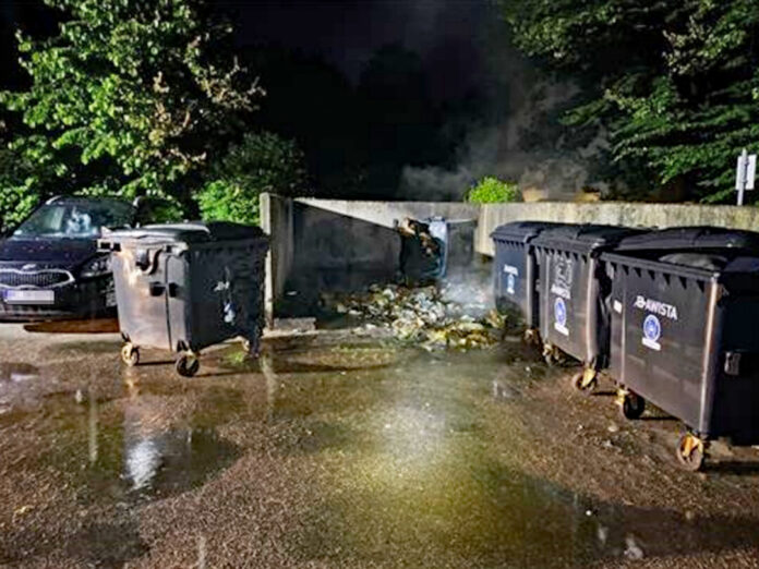 Die Müllcontainer wurden durch den Brand beschädigt. Foto: Polizei