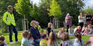Bürgermeisterin Sandra Pietschmann spricht mit den Kindern. Bei ihrem Besuch wurde sie von Marcel Alpkaya (gelbe Weste hinten) und Uwe Tonscheidt (l.) von der Verkehrsinfrastruktur begleitet. Foto: Kreisstadt Mettmann