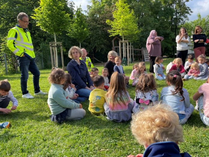 Bürgermeisterin mit KInder der AWO-KIta Bürgermeisterin Sandra Pietschmann spricht mit den Kindern. Bei ihrem Besuch wurde sie von Marcel Alpkaya (gelbe Weste hinten) und Uwe Tonscheidt (l.) von der Verkehrsinfrastruktur begleitet. Foto: Kreisstadt Mettmann