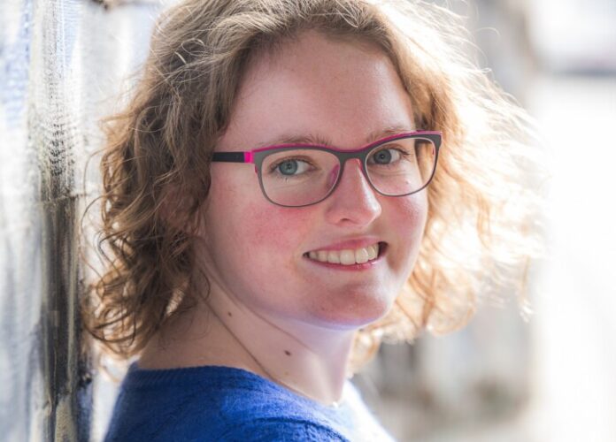 Chiara Karwat spielt in der Dorfkirche in Isenbügel. Foto: privat