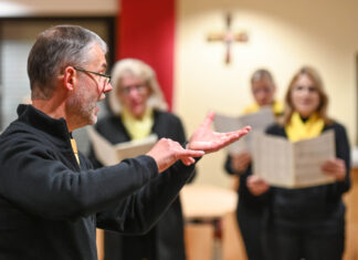 Matthias Röttger leitet den Chor an. Foto: Sebastian Sehr