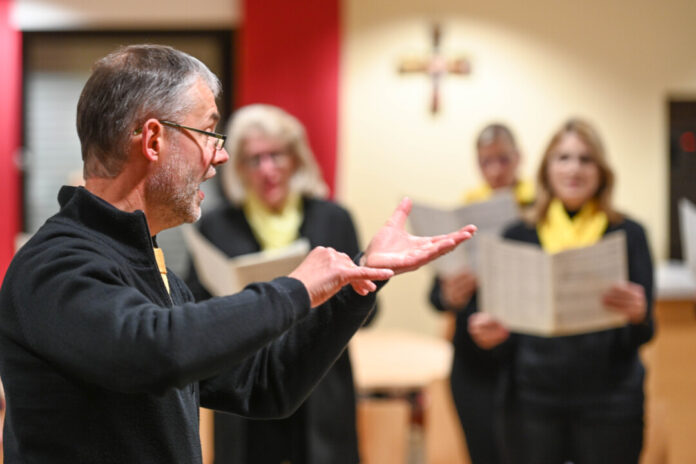 Matthias Röttger leitet den Chor an. Foto: Sebastian Sehr