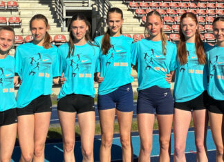 Feiern sportliche Erfolge: Marie Hensel, Elea Jobst, Carlotta Neuenhahn, Matilda Leowald, Neele Pangert, Sina Dahmen und Mara Lietz. Foto: TV Ratingen