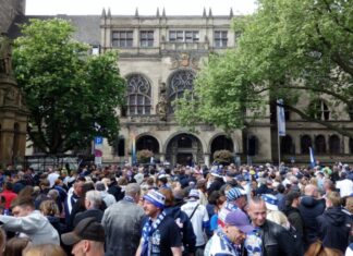 Vor dem Rathaus wurde der Aufstieg des MSV Duisburg gefeiert. Foto: privat