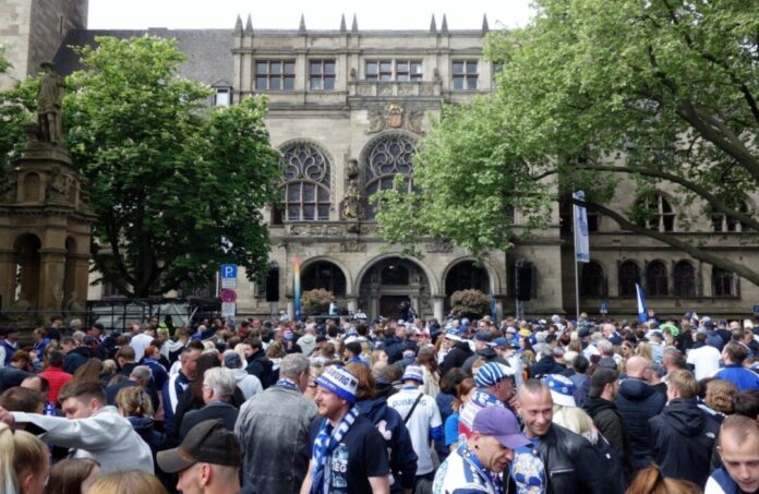 Vor dem Rathaus wurde der Aufstieg des MSV Duisburg gefeiert. Foto: privat