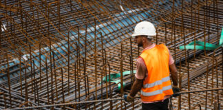 Für Bau-Jobs gibt es mehr Geld. Auch Eisenflechter profitieren davon. Sie bekommen 4,2 Prozent mehr Lohn. Foto: IG BAU/Tobias Seifert