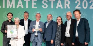 Gemeinsame Freude über den Climate Star Award (v.l.n.r.): Philip Herms (Klimaschutzmanagement Stadt Ratingen), Susanne Berger (Verbraucherzentrale), Klaus Berle (Bürgersolarberater), Bürgermeister Klaus Pesch, Bernd Groher (Bürgersolarberater), Lilia Paul (Klimaschutzmanagement Stadt Ratingen), Dieter Koenemann (Bürgersolarberater) und Umweltdezernent Prof. Dr. Bert Wagener. (Foto: Braun & Nolz Media)