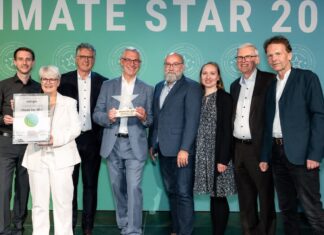 Gemeinsame Freude über den Climate Star Award (v.l.n.r.): Philip Herms (Klimaschutzmanagement Stadt Ratingen), Susanne Berger (Verbraucherzentrale), Klaus Berle (Bürgersolarberater), Bürgermeister Klaus Pesch, Bernd Groher (Bürgersolarberater), Lilia Paul (Klimaschutzmanagement Stadt Ratingen), Dieter Koenemann (Bürgersolarberater) und Umweltdezernent Prof. Dr. Bert Wagener. (Foto: Braun & Nolz Media)
