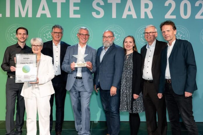 Gemeinsame Freude über den Climate Star Award (v.l.n.r.): Philip Herms (Klimaschutzmanagement Stadt Ratingen), Susanne Berger (Verbraucherzentrale), Klaus Berle (Bürgersolarberater), Bürgermeister Klaus Pesch, Bernd Groher (Bürgersolarberater), Lilia Paul (Klimaschutzmanagement Stadt Ratingen), Dieter Koenemann (Bürgersolarberater) und Umweltdezernent Prof. Dr. Bert Wagener. (Foto: Braun & Nolz Media)