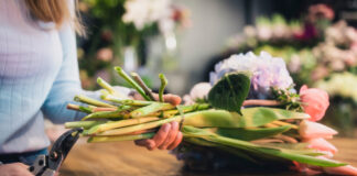 Viele Floristinnen haben laut Gewerkschaft eine Sechs-Tage-Woche und wenig Urlaub. Foto: : IG BAU/Tobias Seifert
