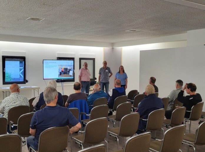 Interessierte informierten sich bei der Siedlergemeinschaft über Solarstrom. Foto: privat