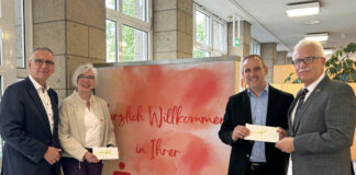 Landrat Thomas Hendele gratuliert gemeinsam mit dem Vorstandsvorsitzenden der Sparkasse HRV Udo Zimmermann den Mitarbeitenden Claudia Pocha und Bernd Kunda für ihr außergewöhnliches Engagement. Foto: Polizei