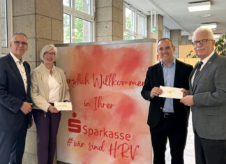 Landrat Thomas Hendele gratuliert gemeinsam mit dem Vorstandsvorsitzenden der Sparkasse HRV Udo Zimmermann den Mitarbeitenden Claudia Pocha und Bernd Kunda für ihr außergewöhnliches Engagement. Foto: Polizei