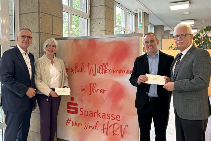 Landrat Thomas Hendele gratuliert gemeinsam mit dem Vorstandsvorsitzenden der Sparkasse HRV Udo Zimmermann den Mitarbeitenden Claudia Pocha und Bernd Kunda für ihr außergewöhnliches Engagement. Foto: Polizei Landrat Thomas Hendele gratuliert gemeinsam mit dem Vorstandsvorsitzenden der Sparkasse HRV Udo Zimmermann den Mitarbeitenden Claudia Pocha und Bernd Kunda für ihr außergewöhnliches Engagement. Foto: Polizei