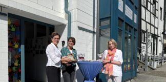 Roswitha Hammrich, Gebietsdirektorin der Kreissparkasse Düsseldorf, bei der symbolischen Übergabe an die Leitende Koordinatorin Anke Kaufmann und ihre Kollegin Julia Fischer. Foto: Sparkasse