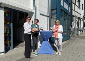 Roswitha Hammrich, Gebietsdirektorin der Kreissparkasse Düsseldorf, bei der symbolischen Übergabe an die Leitende Koordinatorin Anke Kaufmann und ihre Kollegin Julia Fischer. Foto: Sparkasse