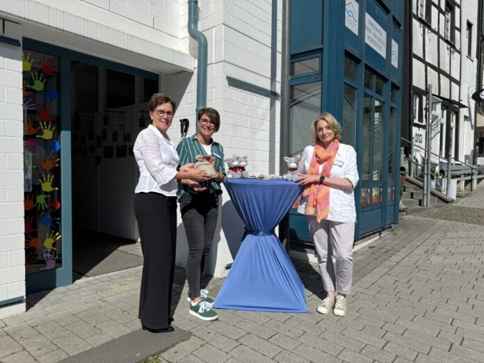Roswitha Hammrich, Gebietsdirektorin der Kreissparkasse Düsseldorf, bei der symbolischen Übergabe an die Leitende Koordinatorin Anke Kaufmann und ihre Kollegin Julia Fischer. Foto: Sparkasse