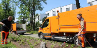 Die Stadtgärtner machen das Beet fit für die Schönwettersaison. Foto: Stadt Erkrath