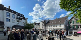 Gedenken am Mahnmal. Foto: Kreisstadt Mettmann