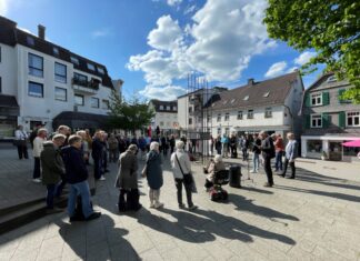 Gedenken am Mahnmal. Foto: Kreisstadt Mettmann