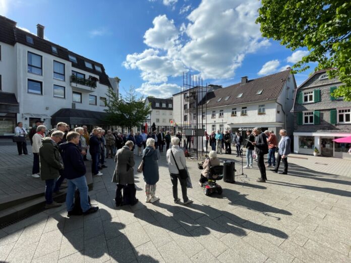 Gedenken am Mahnmal. Foto: Kreisstadt Mettmann