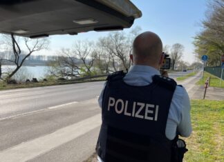 Die Polizei hat sich zum Blitzen an der Straße postiert. Symbolfoto: Polize
