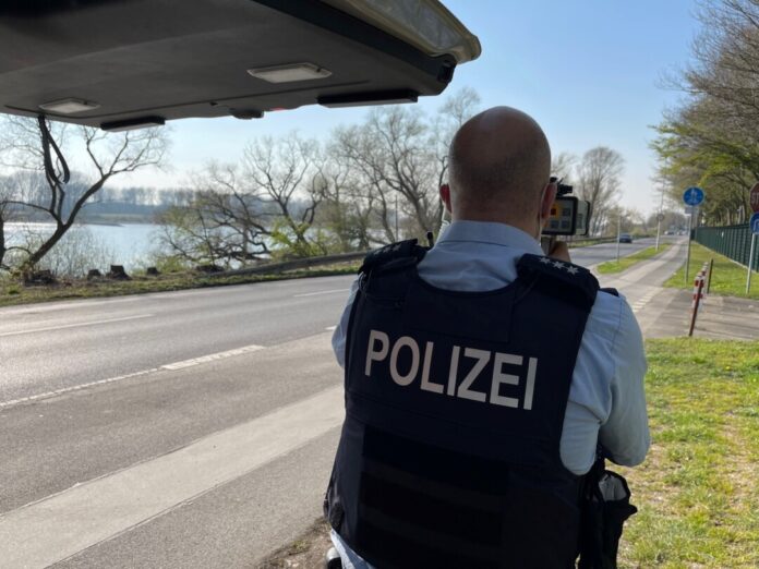 Die Polizei hat sich zum Blitzen an der Straße postiert. Symbolfoto: Polize