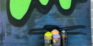Im Jugendtreff Phoenix erschaffen Jugendliche ein Kunstwerk aus Graffiti und Legosteinen. Foto: Stadt Ratingen