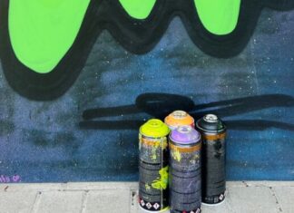 Im Jugendtreff Phoenix erschaffen Jugendliche ein Kunstwerk aus Graffiti und Legosteinen. Foto: Stadt Ratingen