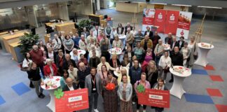 Gebietsdirektor Thomas Meuser (mittig vorne) bei der Übergabe des PS-Zweckertrags für Heiligenhaus und Wülfrath. Foto: Sparkasse