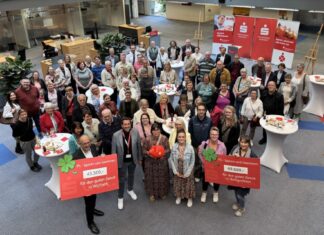 Gebietsdirektor Thomas Meuser (mittig vorne) bei der Übergabe des PS-Zweckertrags für Heiligenhaus und Wülfrath. Foto: Sparkasse