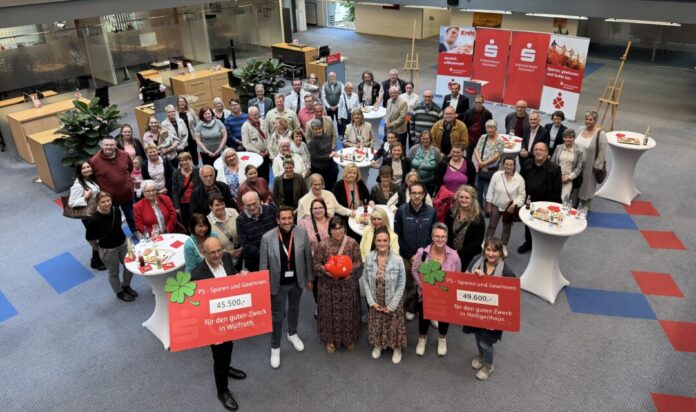 Gebietsdirektor Thomas Meuser (mittig vorne) bei der Übergabe des PS-Zweckertrags für Heiligenhaus und Wülfrath. Foto: Sparkasse Gebietsdirektor Thomas Meuser (mittig vorne) bei der Übergabe des PS-Zweckertrags für Heiligenhaus und Wülfrath. Foto: Sparkasse