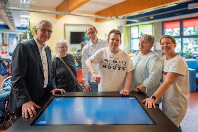 Die Freude über die Neuanschaffung ist groß. Foto: WFB Werkstätten