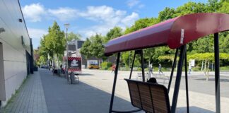 Eine Hollywoodschaukel auf dem Königshofplatz wurde abgebaut, weil sie defekt ist. Foto: Kreisstadt Mettmann