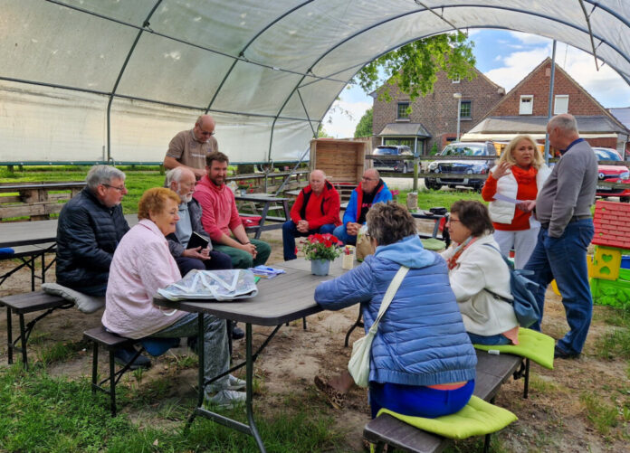 Teilnehmenden der Bürgersprechstunde auf dem Sacker Hof, Foto: Heike Waerder