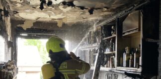 Ein Feuerwehrmann bei Löscharbeiten in der zerstören Küche. Foto: FW Ratingen