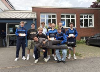 Das erfolgreiche Team des SV Union Velbert mit Betreuern und Coach Markus Tekaat (M.). Foto: privat
