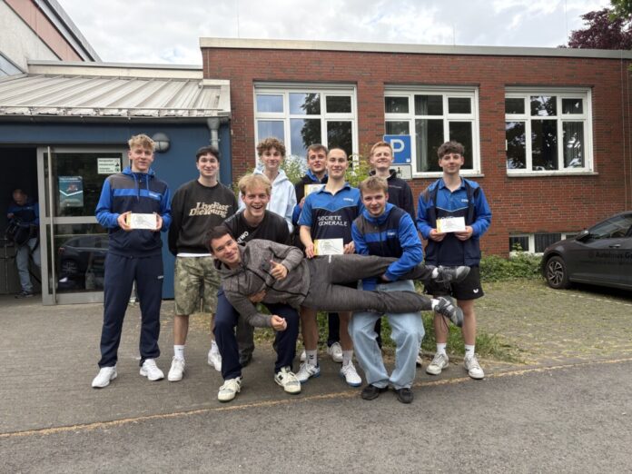 Das erfolgreiche Team des SV Union Velbert mit Betreuern und Coach Markus Tekaat (M.). Foto: privat