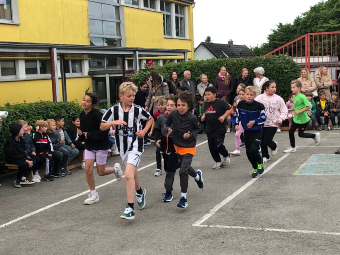 Die Schülerinnen und Schüler zeigten vollen Einsatz bei der Charity-Aktion. Foto: privat