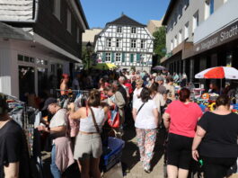 Tausende zog es am 1. Mai nach Neviges - zunächst in die Altstadt auf die Trödelmeile und anschließend zum Schloss, wo das Kinderfest mit Spiel und Spaß wartete. Foto: Volkmann