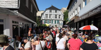 Tausende zog es am 1. Mai nach Neviges - zunächst in die Altstadt auf die Trödelmeile und anschließend zum Schloss, wo das Kinderfest mit Spiel und Spaß wartete. Foto: Volkmann