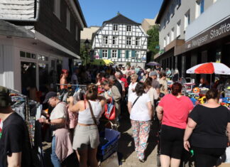 Tausende zog es am 1. Mai nach Neviges - zunächst in die Altstadt auf die Trödelmeile und anschließend zum Schloss, wo das Kinderfest mit Spiel und Spaß wartete. Foto: Volkmann