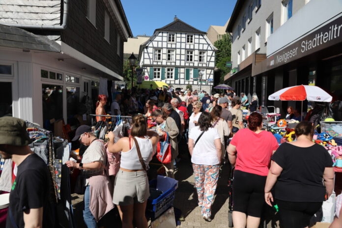 Tausende zog es am 1. Mai nach Neviges - zunächst in die Altstadt auf die Trödelmeile und anschließend zum Schloss, wo das Kinderfest mit Spiel und Spaß wartete. Foto: Volkmann Tausende zog es am 1. Mai nach Neviges - zunächst in die Altstadt auf die Trödelmeile und anschließend zum Schloss, wo das Kinderfest mit Spiel und Spaß wartete. Foto: Volkmann