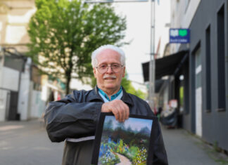 Adolf Hoffmann aus Heiligenhaus stellt seine Kunst aus. Foto: André Volkmann