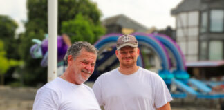 Mike und Jürgen Klinge bauen ihre Fahrgeschäfte gern in Velbert auf - sie loben die Stadt und die Verwaltung. Foto: Volkmann