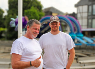 Mike und Jürgen Klinge bauen ihre Fahrgeschäfte gern in Velbert auf - sie loben die Stadt und die Verwaltung. Foto: Volkmann