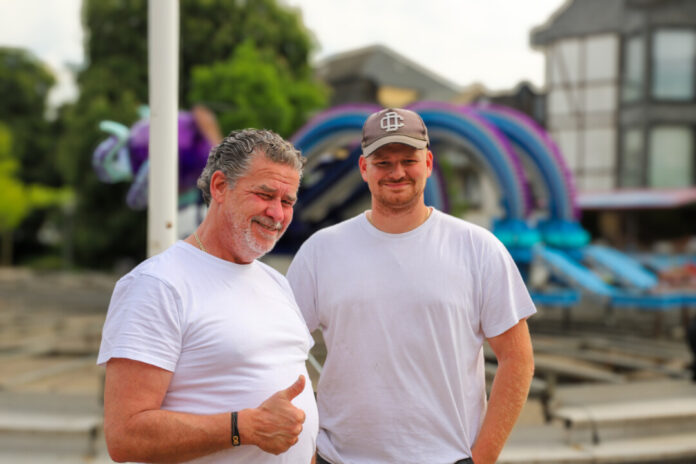 Mike und Jürgen Klinge bauen ihre Fahrgeschäfte gern in Velbert auf - sie loben die Stadt und die Verwaltung. Foto: Volkmann Mike und Jürgen Klinge bauen ihre Fahrgeschäfte gern in Velbert auf - sie loben die Stadt und die Verwaltung. Foto: Volkmann