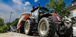 Der Trecker samt Planwagen und Gästen bringt rund 16 Tonnen Gewicht auf die Waage. Foto: Volkmann