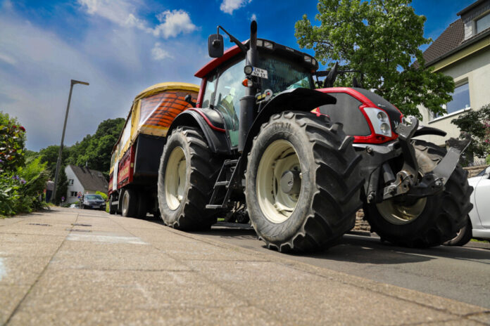Der Trecker samt Planwagen und Gästen bringt rund 16 Tonnen Gewicht auf die Waage. Foto: Volkmann