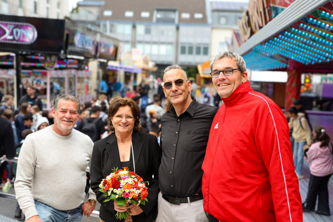Velberts stellvertretende Bürgermeisterin Esther Kanschat mit Mike Klinge und Daniel Neudorf sowie Roman Busch von "Kirmescounter". Foto: Volkmann